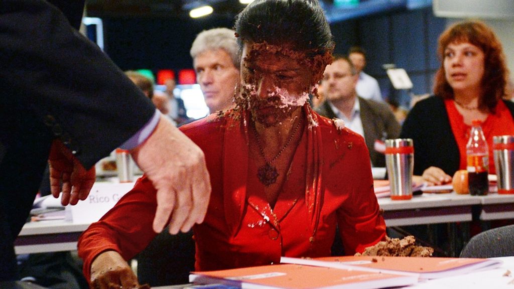 Zwischenfall auf Linken-Parteitag: Sahra Wagenknecht mit brauner Torte beworfen