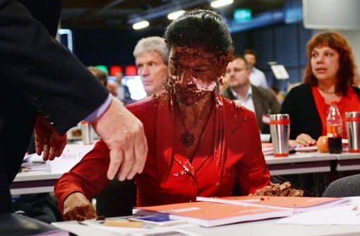 Sahra Wagenknecht mit brauner Torte beworfen