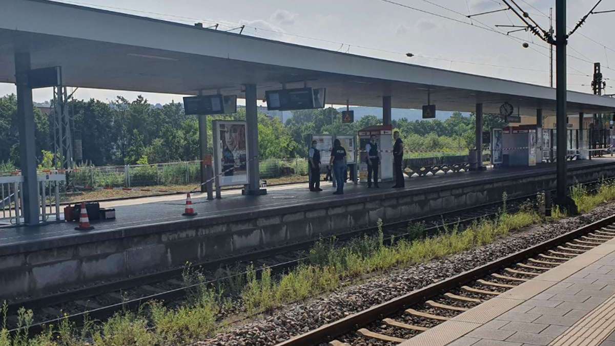  Bei einem Messerangriff am Donnerstagnachmittag auf einem Bahnsteig am Esslinger Bahnhof wird ein 24-Jähriger schwer verletzt. Die Polizei konnte den Angreifer nun festnehmen. 