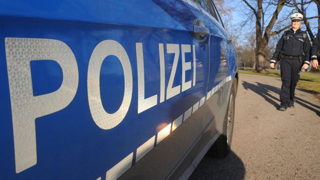 Blaulicht aus der Region Stuttgart: Autofahrerin fährt Mann absichtlich an