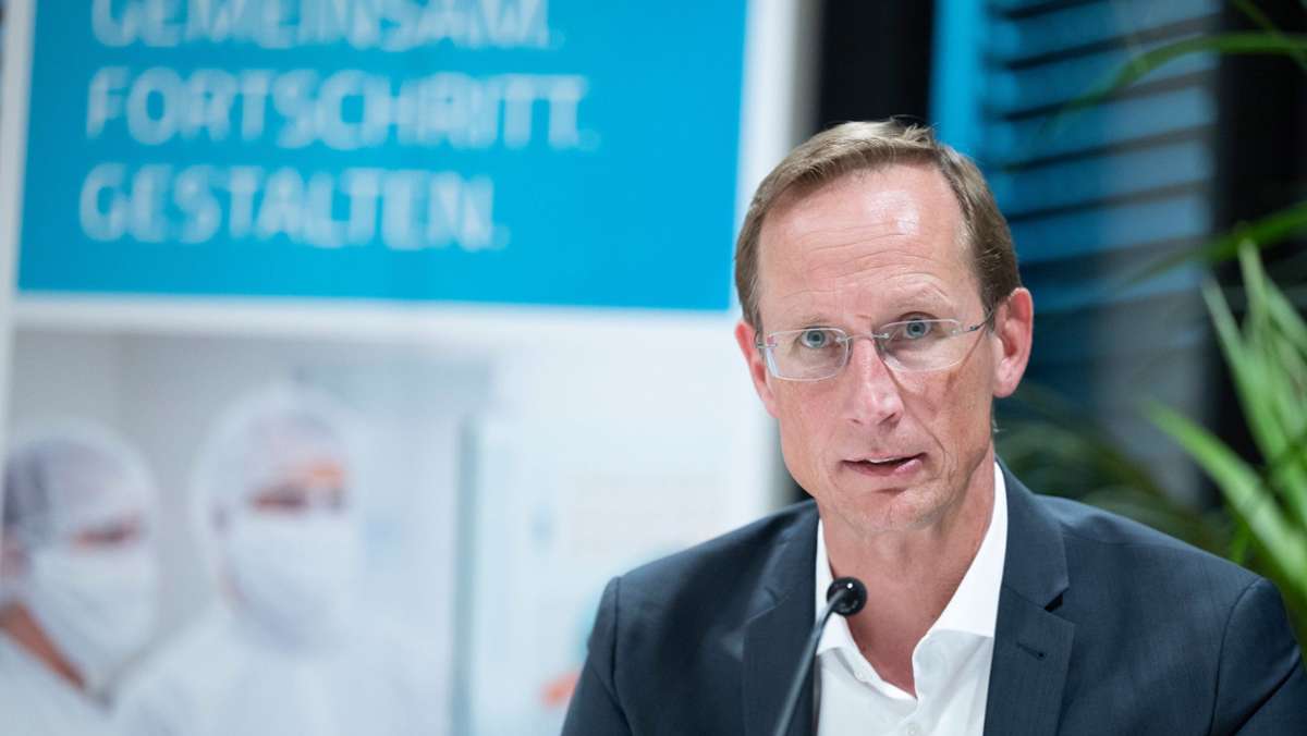  Trotz geringer Wirksamkeit geht Franz-Werner Haas davon aus, dass der Corona-Impfstoff von Curevac von der EMA zugelassen werden wird. Das äußerte der Vorstandschef bei einer Online-Pressekonferenz. 