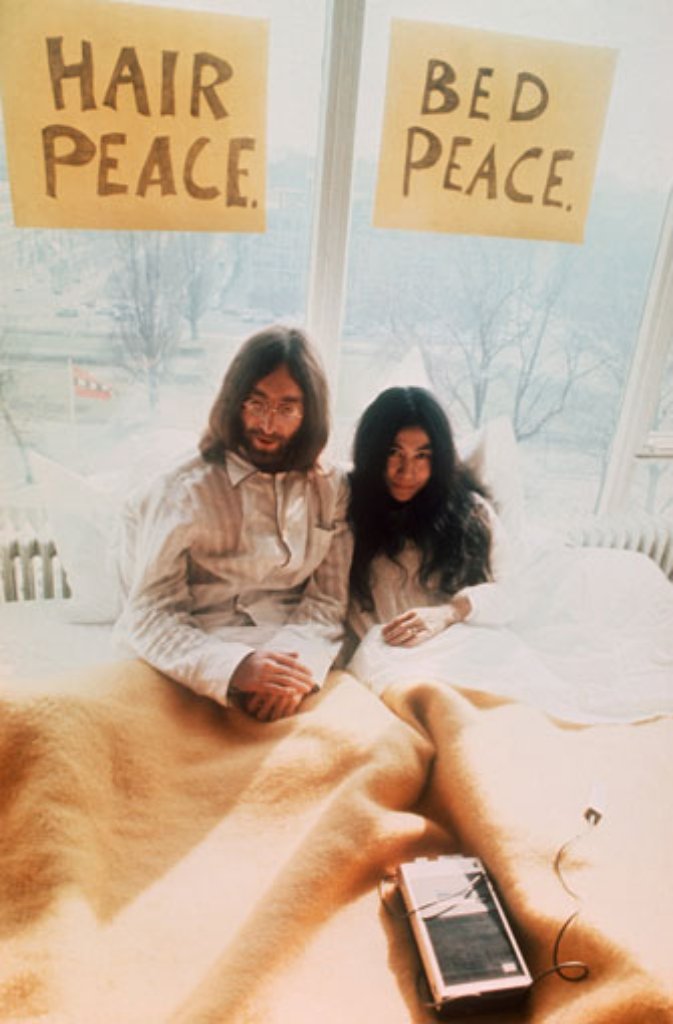 Für den Friedenskampf Sie verdreht Lennon so mächtig den Pilzkopf, dass er und seine „Muse“ oder „Göttin der Liebe“ wie er sie nennt, fortan unzertrennlich sind. Das Paar heiratet 1969. Die Welt darf am Liebesglück und den pazifistischen Happenings teilhaben: Die Flitterwochen verbringen sie beim „Bed-In“ im Hotelzimmer vor Journalisten - als Statement gegen Krieg. „Make love, not war!“ wird Botschaft und Hymne der beiden.