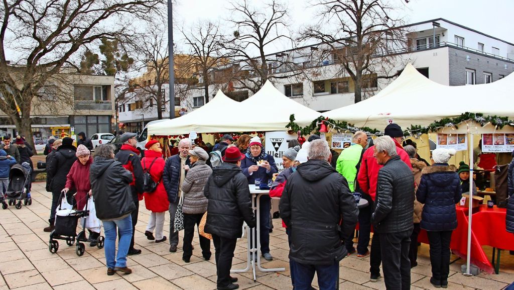  Der Bürgerverein hat den 12. Weihnachtsmarkt auf dem Ernst-Reuter-Platz veranstaltet. 
