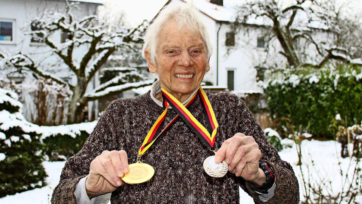  1968 war Lizzi Greiner eine der ersten Handball-Schiedsrichterinnen weit und breit. Heute ist die Frau aus Stuttgart-Heumaden 80 Jahre alt – und trainiert immer noch junge Sportlerinnen. 