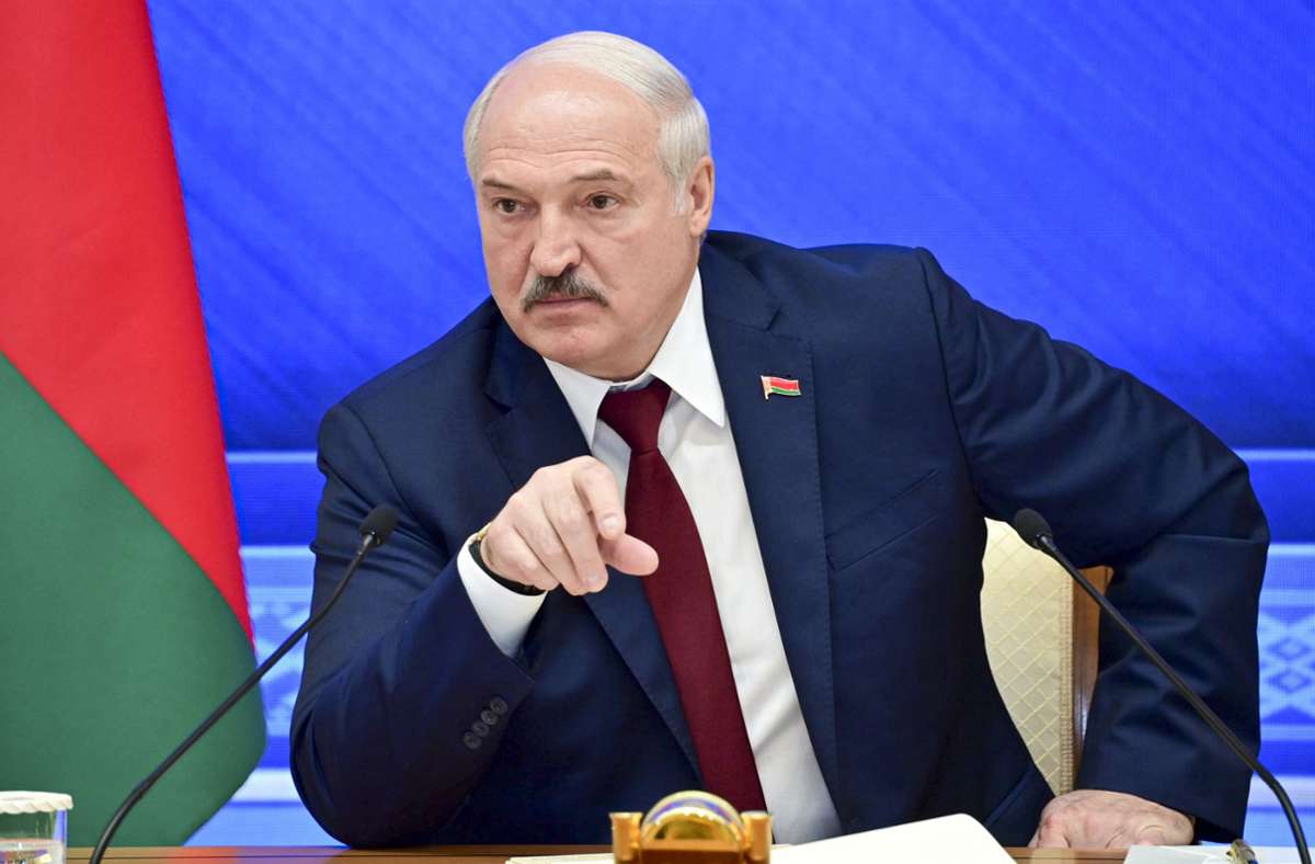 Alexander Lukaschenko droht mit Gegenmaßnahmen. Foto: dpa/Andrei Stasevich