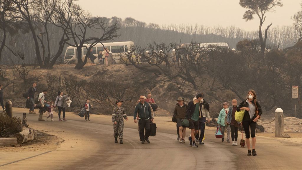Buschbrände in Australien: Reservisten sollen im Kampf gegen die Flammen  helfen