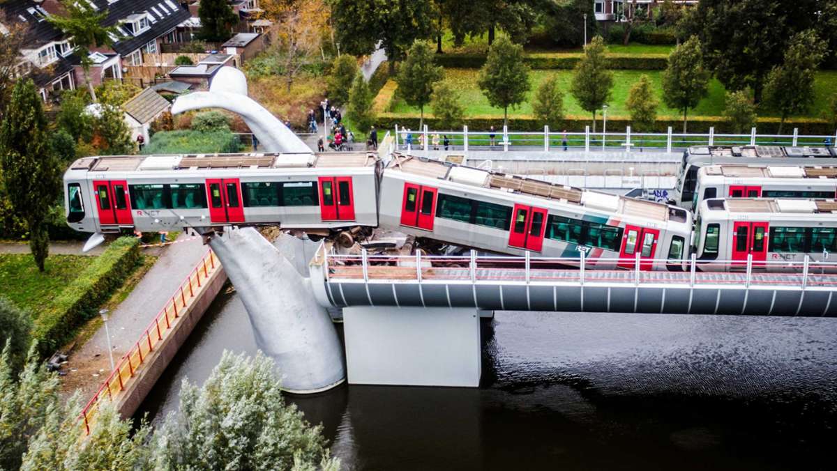 Spektakulärer Unfall nahe Rotterdam: U-Bahn bleibt auf riesiger Walschwanz-Skulptur hängen