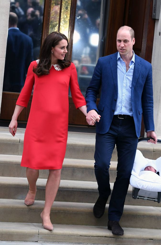 2018: Das kann doch kaum ein Zufall sein – Herzogin Kate wählt für ihren ersten Auftritt nach der Geburt des kleinen Louis den identischen Look.