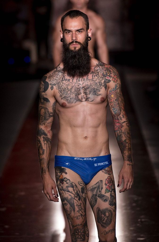 Weniger ist mehr: Auch leicht bekleidet sieht dieses Männermodel bei der 080 Barcelona Fashion angezogen aus.