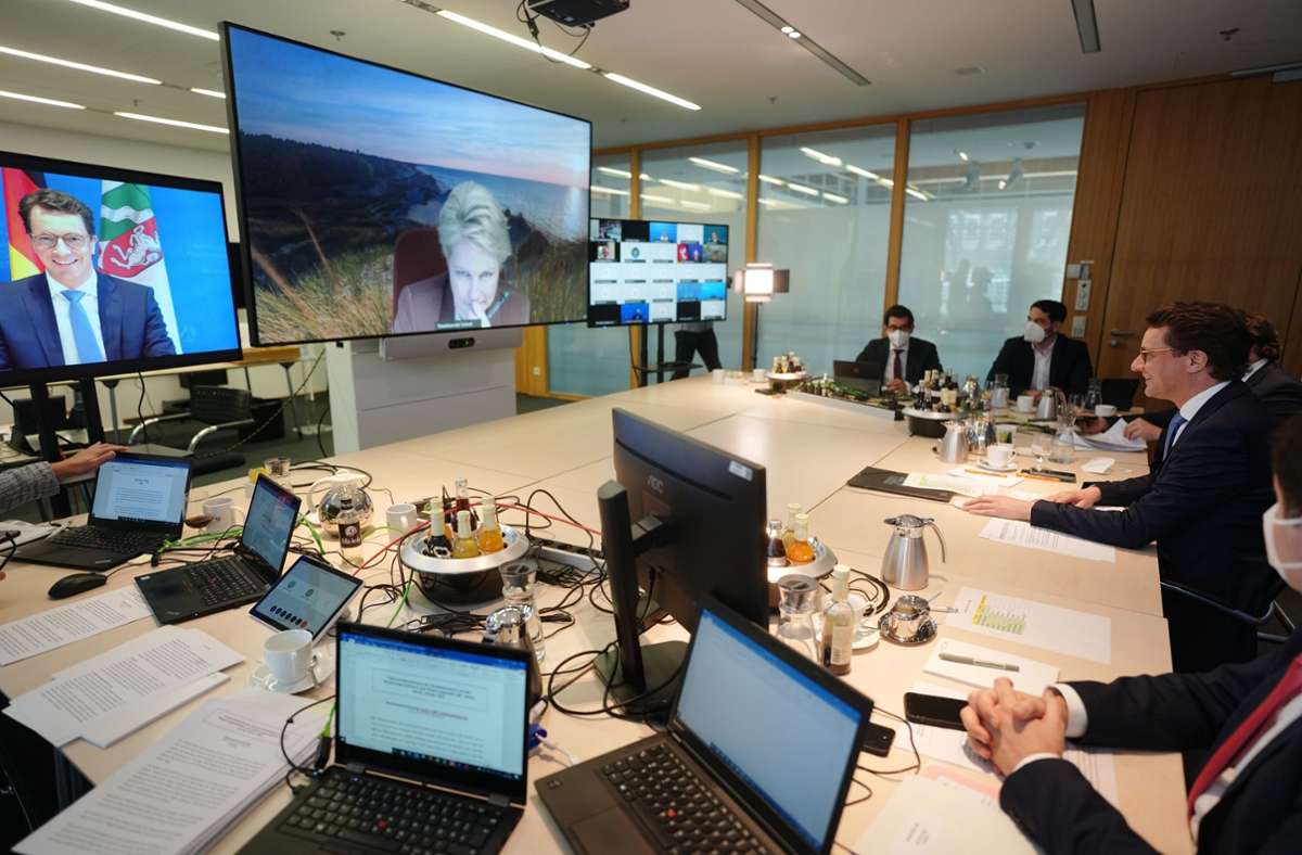 Die Ministerpräsidentenkonferenz findet digital statt. Zu Beginn spricht Hendrik Wüst (hier rechts im Bild), Ministerpräsident von Nordrhein-Westfalen und Vorsitzender der Ministerpräsidentenkonferenz. Foto: dpa/Kay Nietfeld