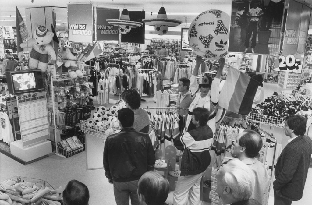 Die WM 1986 in Mexiko wird in einem Stuttgarter Kaufhaus übertragen.