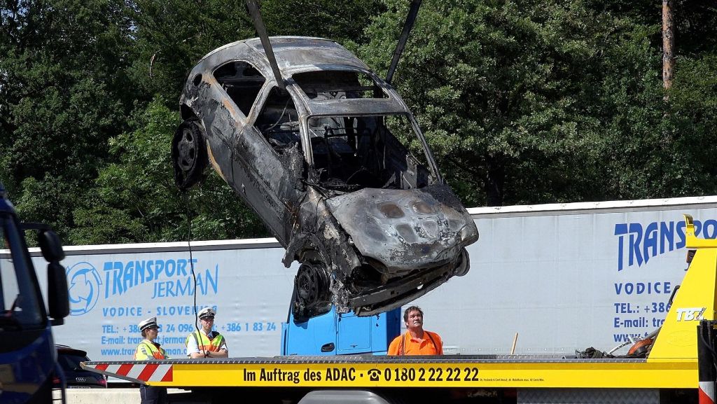 A8 am Kreuz Stuttgart: Auto fängt nach Unfall Feuer