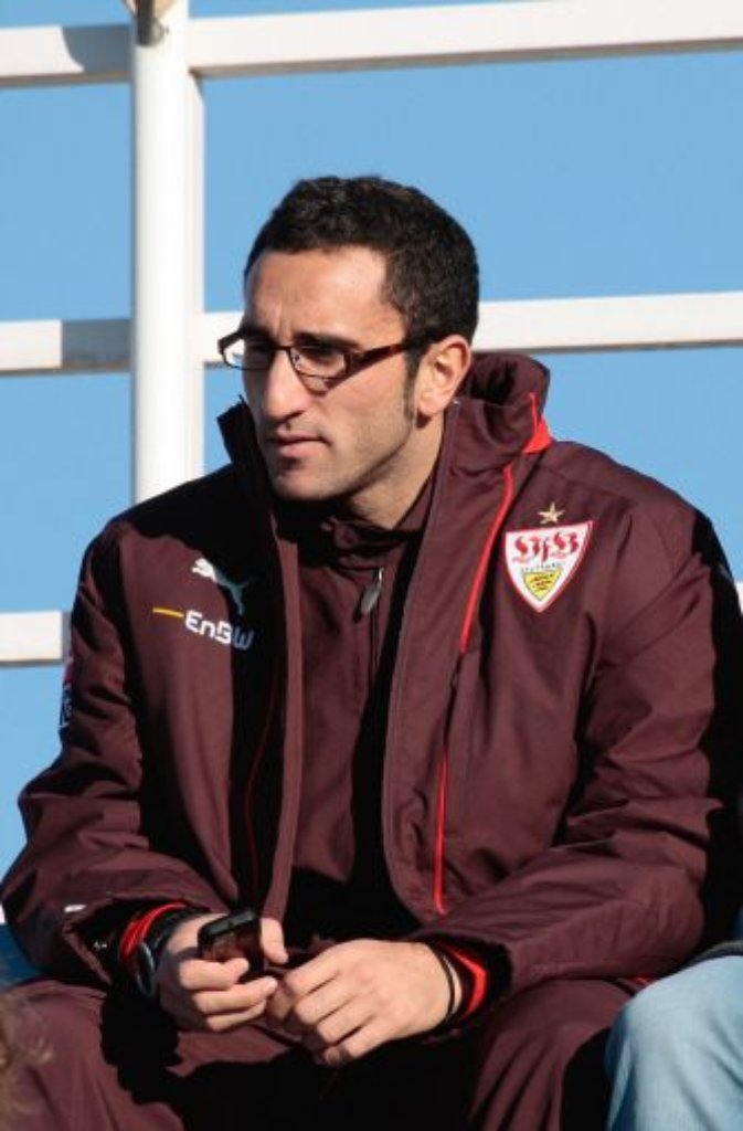 ... VfB-Verteidiger Cristian Molinaro eine Brille auf die Nase.