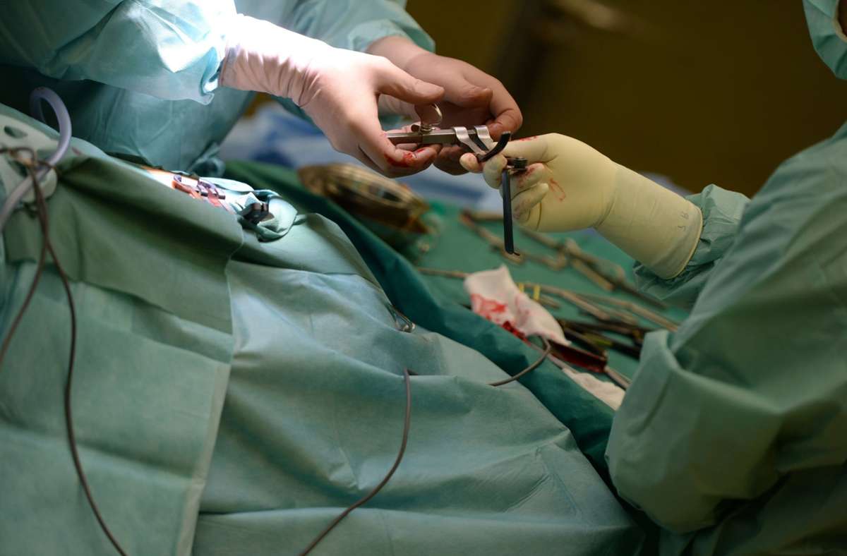 Aufgrund der hohen Auslastung durch Covid-19-Patienten werden am Uniklinikum Ulm nun Operationen verschoben (Symbolfoto). Foto: dpa/Felix Kästle