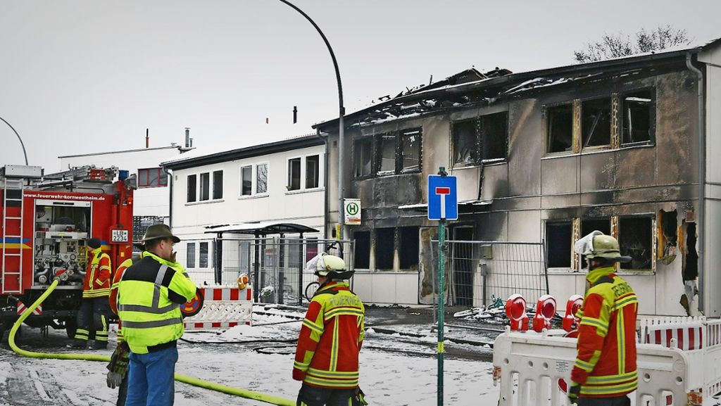 Feuer in Flüchtlingsunterkunft Kornwestheim: Die Polizei hat zwei Verdächtige im Visier