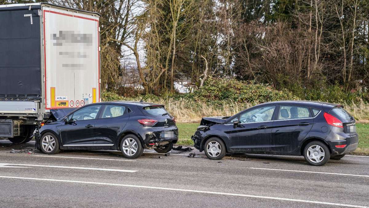  Ein Auffahrunfall mit drei Fahrzeugen hat sich am Dienstagnachmittag auf der B 313 bei Nürtingen (Kreis Esslingen) ereignet. 