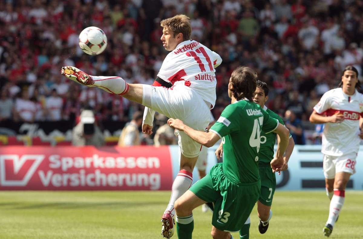 Lufthoheit: Nichts anbrennen lässt Thomas Hitzlsperger in dieser Szene. Heute ist er der Vorstandsvorsitzende des VfB Stuttgart.