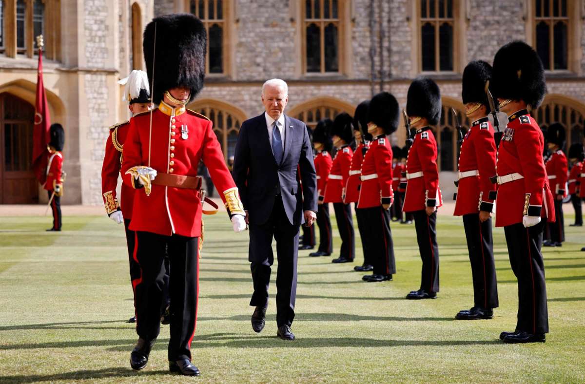 Joe Biden mit den Grenadier Guards von Queen Elizabeth