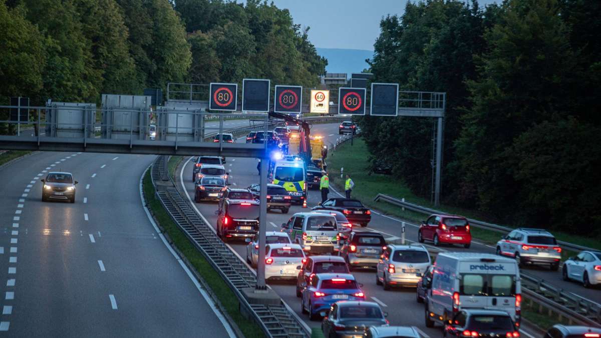 Stau in Stuttgart: Auto überschlägt sich auf der B27