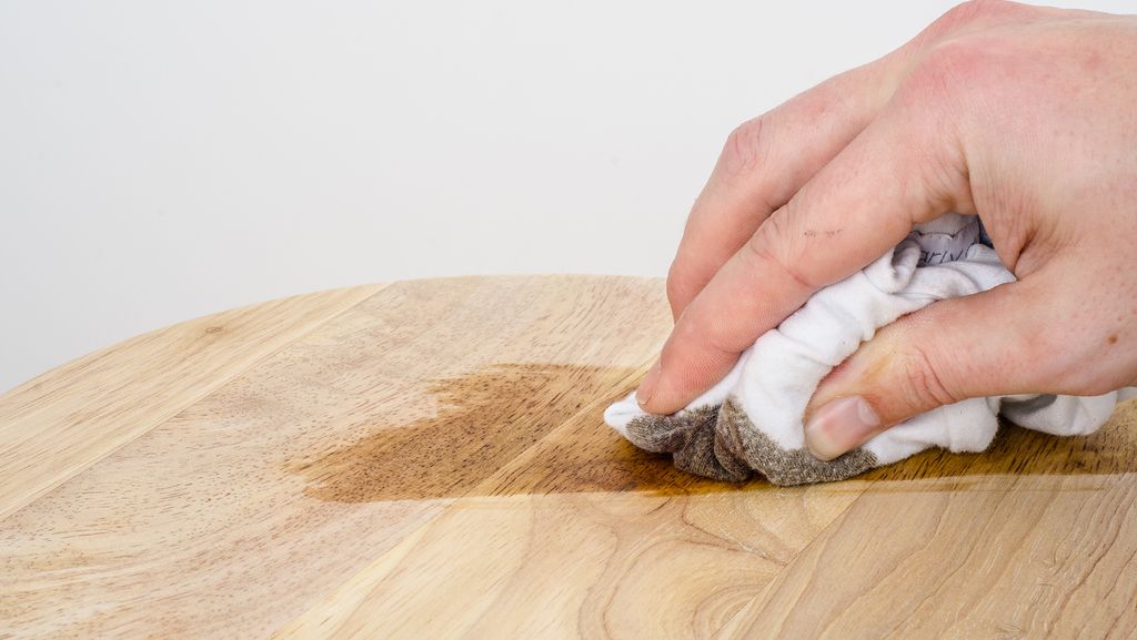 7 Methoden, um Fettflecken auf Holz zu entfernen