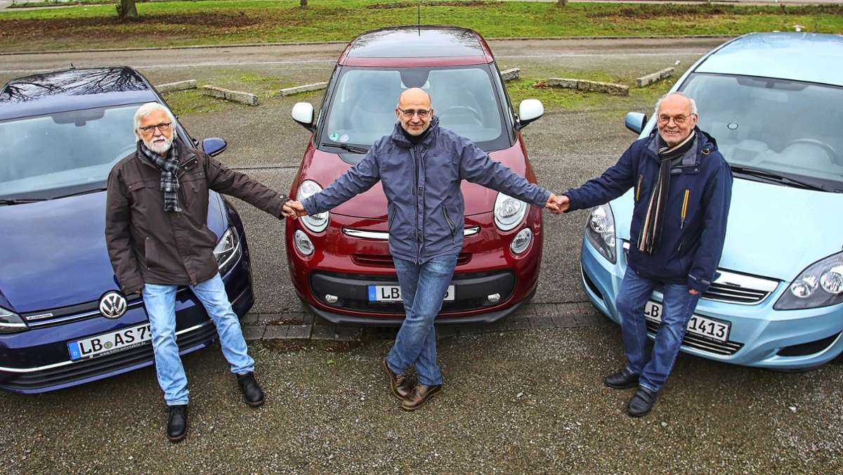 Klimafreundliche Mobilität: Drei Männer fahren mit Stroh im Tank