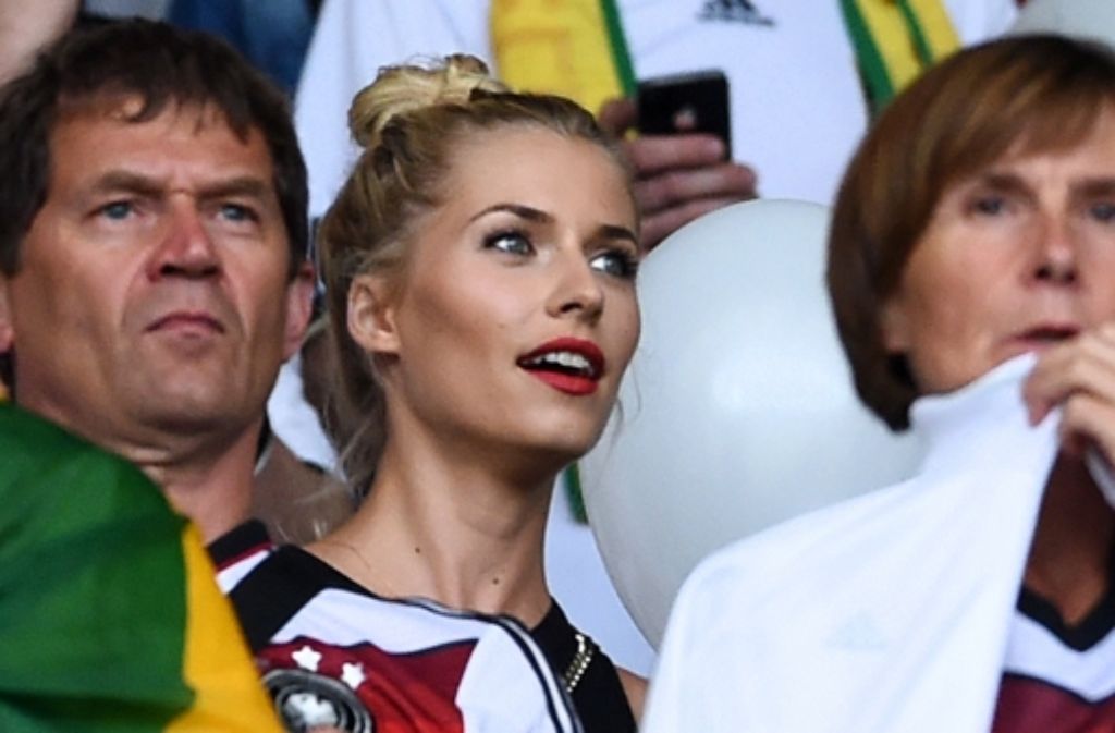 Lena Gercke, Sami Khediras bessere Hälfte, steht auch das aktuelle WM-Trikot tadellos.