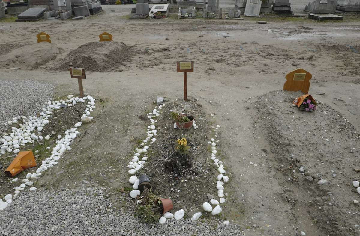 Gräber von Migranten, die beim Versuch, den Ärmelkanal zu überqueren, ums Leben kamen, befinden sich auf dem Nordfriedhof in Calais. Nun will die neue Regierung in Berlin eine Reform der EU-Asylpolitik. Foto: dpa/Rafael Yaghobzadeh