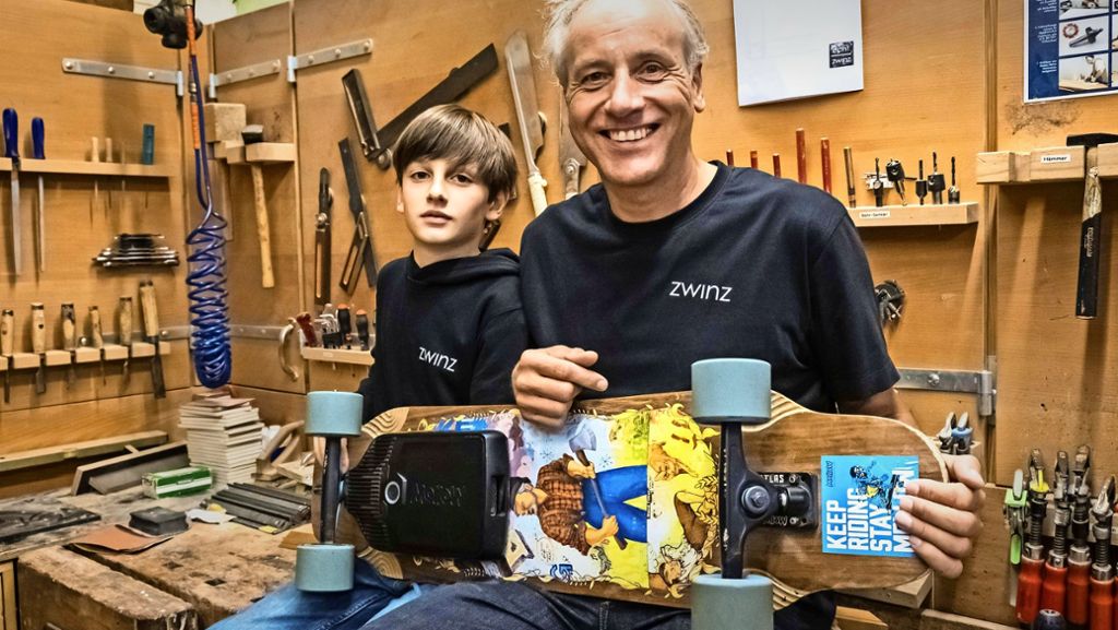  Schreinereibesitzer Rudolf Zwinz hat durch seinen Sohn das Skateboardfahren wieder entdeckt – und so ist das Rollbrett sogar sein alternatives Mobilitätskonzept geworden. 
