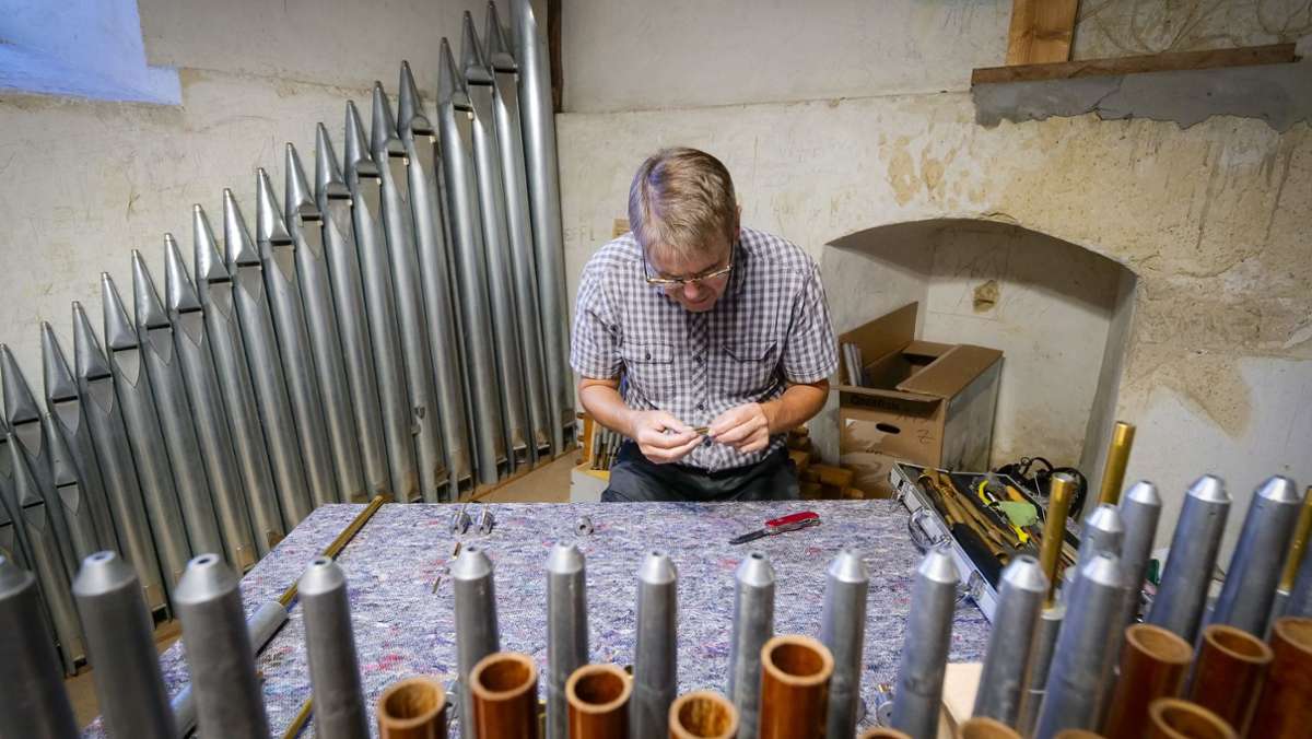  Exakt 1304 Pfeifen hat die Orgel der Hemminger Laurentiuskirche. Das königliche Instrument wird derzeit aufwendig gereinigt und umgebaut. Dazu kriecht der Orgelbaumeister Klaus Rensch nahezu täglich in den imposanten Klangkörper. 