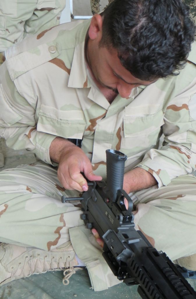 Ein Perschmerga übt das Zusammensetzen eines Maschinengewehrs M16.