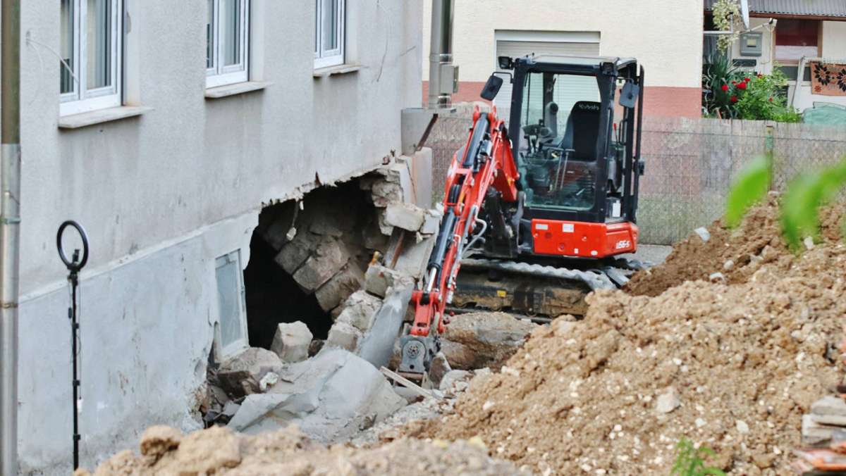 Missgeschick in Rudersberg: Bagger-Fahrer reißt Hauswand ein – Gebäude einsturzgefährdet