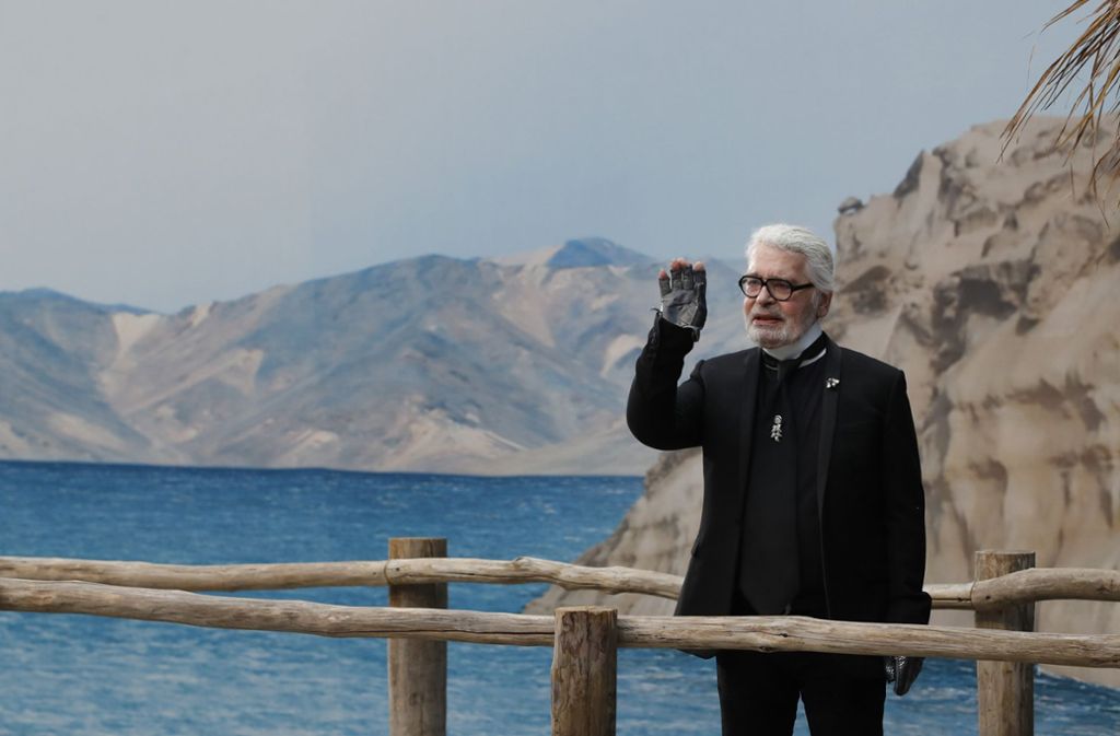 Die Ready-to-Wear-Kollektion 2019 präsentierte Karl Lagerfeld an einem nachgebauten Strand im Pariser Grand Palais.