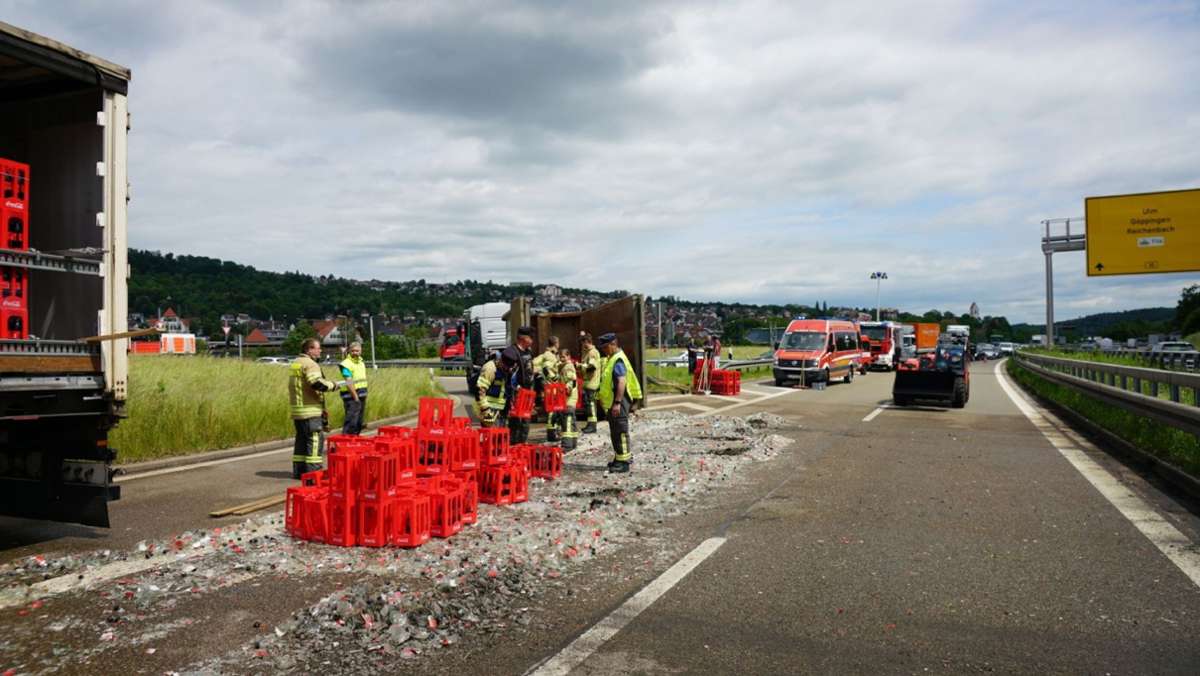 B10 bei Plochingen stundenlang gesperrt: Getränkelaster verliert Glasflaschen und verursacht kilometerlangen Stau