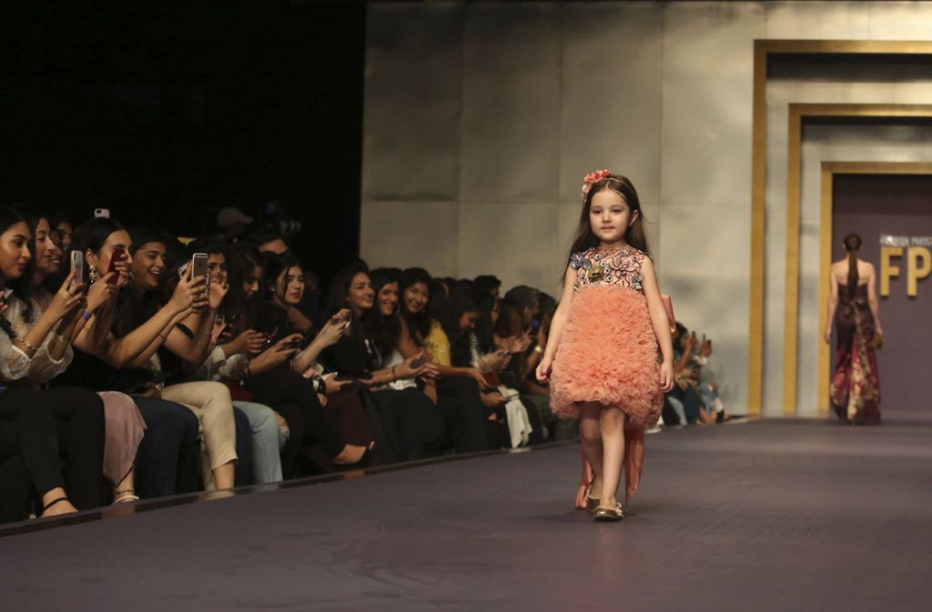 Die Marke stellt nicht nur ihre Frauen-, sondern auch ihre Kinderkollektion mit trendigen Kleidern für Mädchen vor.