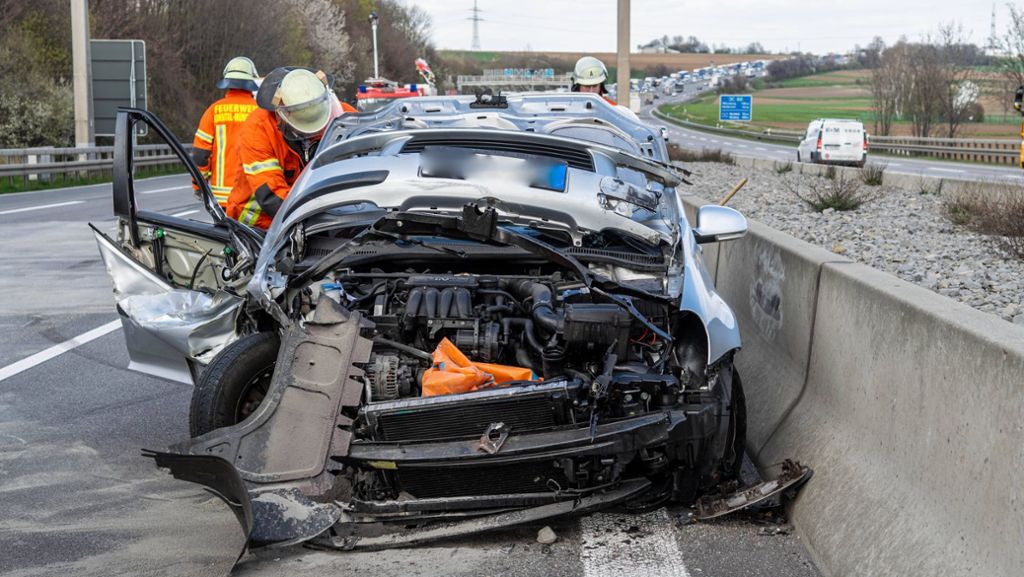 Unfall auf A81 bei Stuttgart-Zuffenhausen: Auto kracht in Lkw – Crash sorgt für riesiges Trümmerfeld
