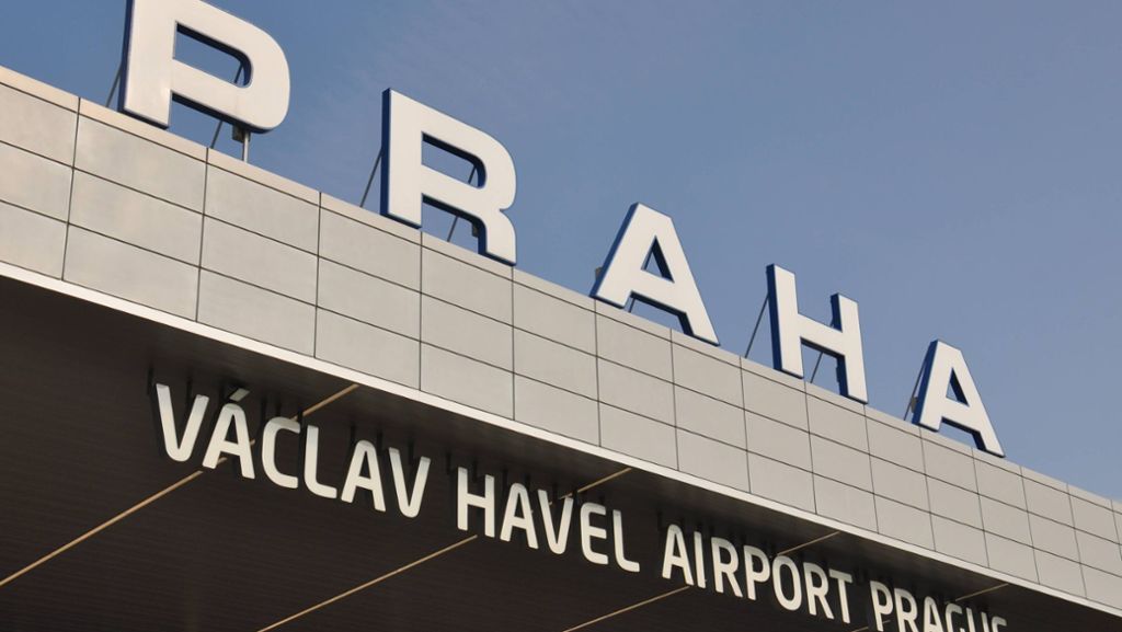  Alarm am Prager Flughafen: Ein Kleinflugzeug landet unangekündigt auf einer gesperrten Bahn. Nun kommt heraus, dass der deutsche Pilot dramatisch vom Kurs abgekommen war. 