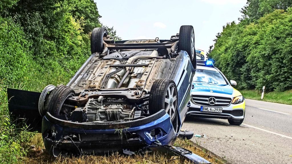 Herrenberg: Auto überschlägt sich zweimal