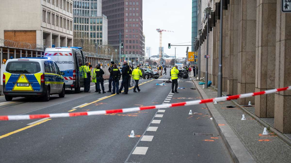 Nach Unfall in Berlin: Polizei: Auto fuhr zu schnell