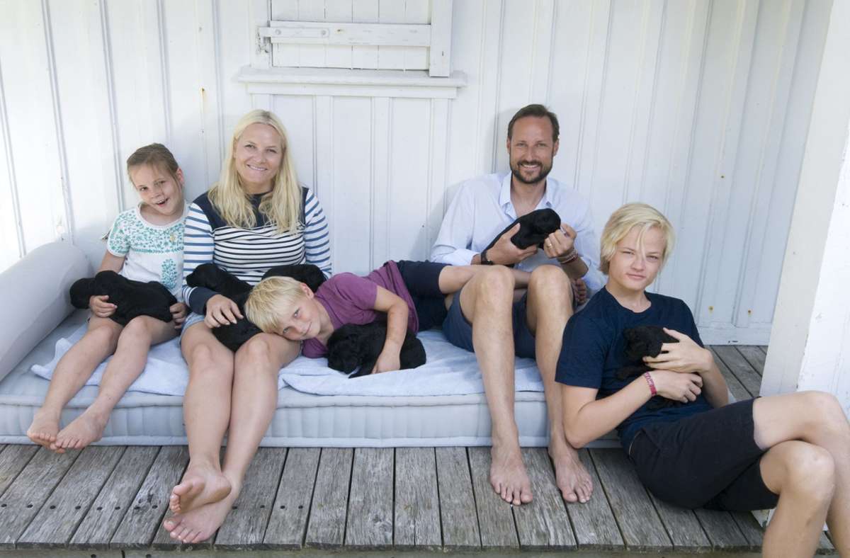Richtig gemütlich haben es das norwegische Kronprinzenpaar Mette-Marit und Haakon mitsamt ihren Kindern. Wie auf diesem Foto aus dem Jahr 2013 hat die Familie wieder die heimische Insel Dvergsöya zum Urlaubsort auserkoren.