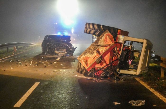Auto kracht in Traktor – Zwei  Schwerverletzte