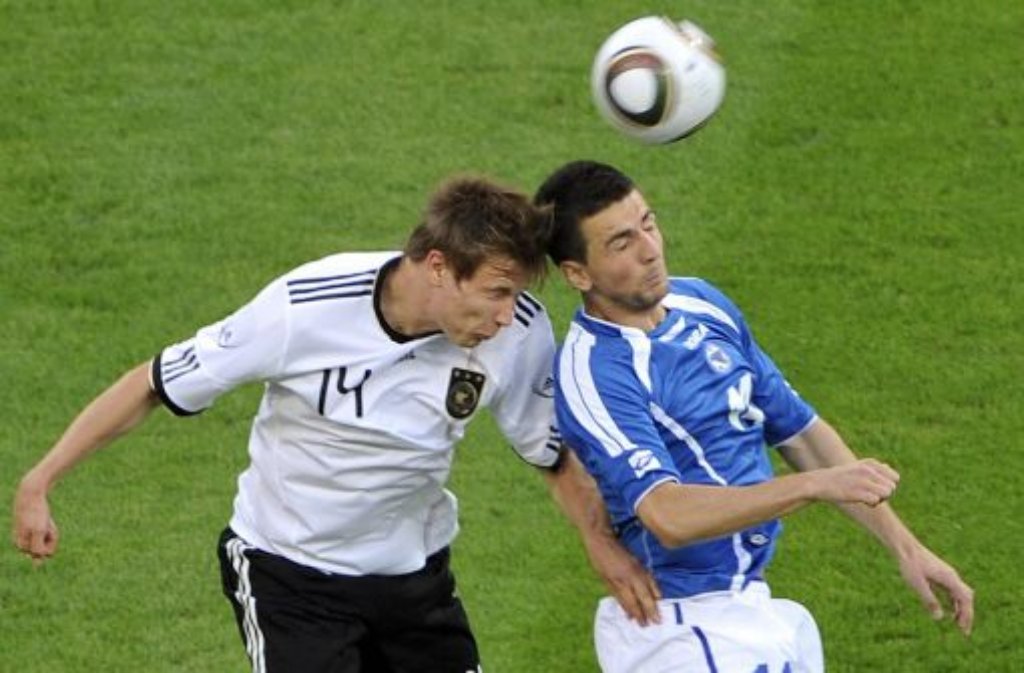VfB-Torjäger Vedad Ibisevic (rechts) ist die Offensivhoffnung von Bosnien-Herzegowina und geht am Freitag in Griechenland auf Torejagd und am Dienstag gegen Litauen.