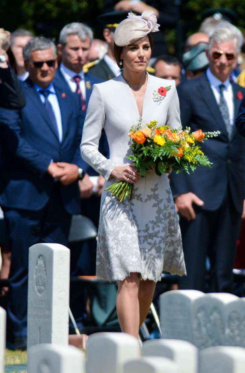 2017: Weltkriegsgedenken in Ypern – Herzogin Kate geht beim Treffen mit Spitzenpolitikern und gekrönten Häuptern modisch auf Nummer sicher und setzt auf Catherine Walker.