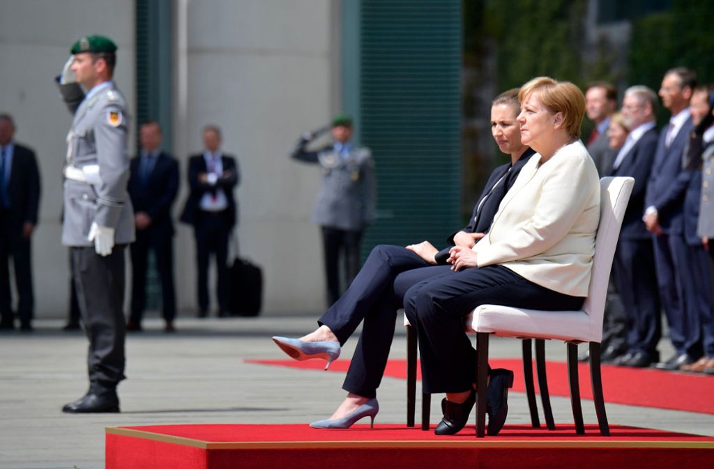 Merkel begeht ihren 65. Geburtstag unter Spekulationen um ihre Gesundheit. Bei drei öffentlichen Auftritten im Stehen hatte Merkel in den vergangenen Wochen stark gezittert. Beim Empfang der dänischen Regierungschefin hörten die beiden Politikerinnen die Nationalhymnen deshalb im Sitzen an.