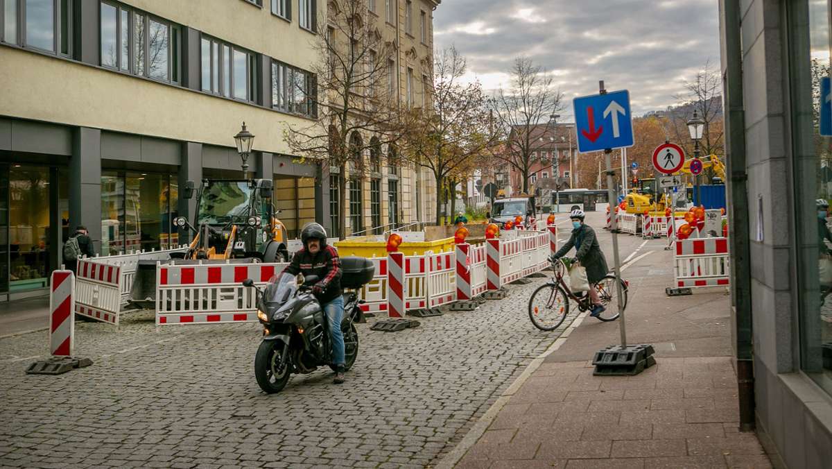  Die Ritterstraße in Esslingen soll zu Jahresbeginn in eine Fußgängerzone umgewandelt werden – zunächst probeweise. Doch Einzelhändler und Anwohner üben heftige Kritik an diesen Plänen. Nun melden sich die Gemeinderatsfraktionen von SPD und Freien Wählern mit einer Anfrage an die Stadt zu Wort. 