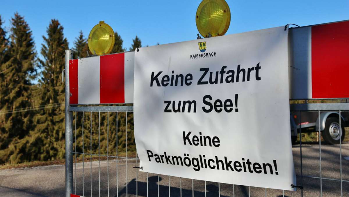  „Keine Zufahrt zum See“ – mit solchen Hinweisen hat die Gemeinde Kaisersbach am frühlingshaft warmen Wochenende versucht, den Andrang von Besuchern am Ebnisee zu steuern. 