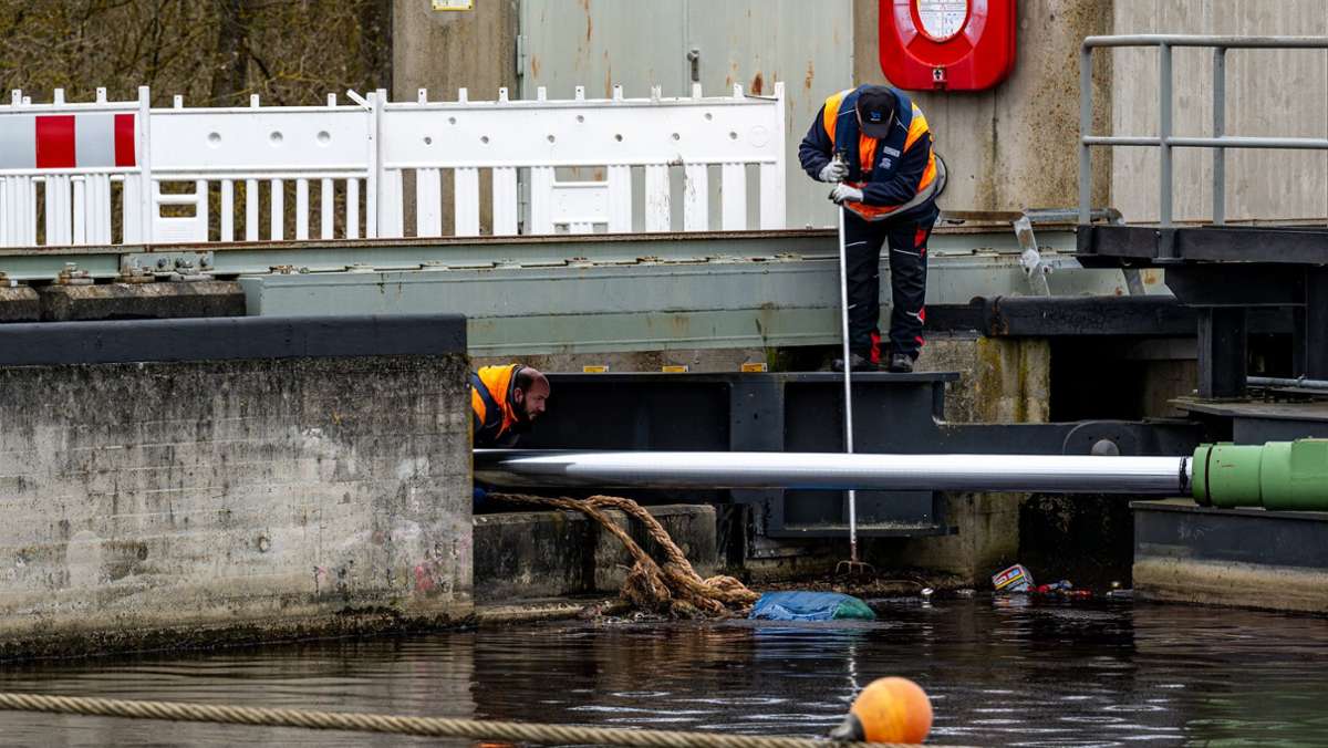 Unglück bei Regensburg: Frachtschiff sinkt beim Schleusen auf der Donau