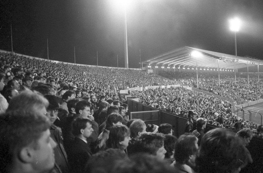 67 800 Zuschauer im Stuttgarter Neckarstadion bekommen den Mauerfalls erst nach dem Schlusspfiff mit.
