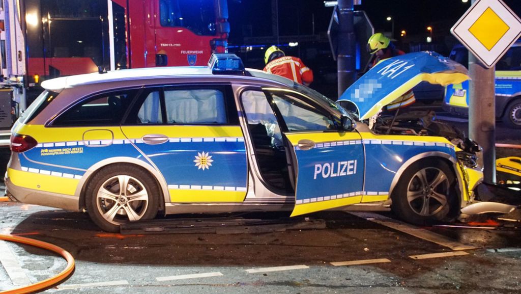 Schwerer Unfall im Enzkreis: Streifenwagen fährt bei Rot - Unfall fordert drei Verletzte