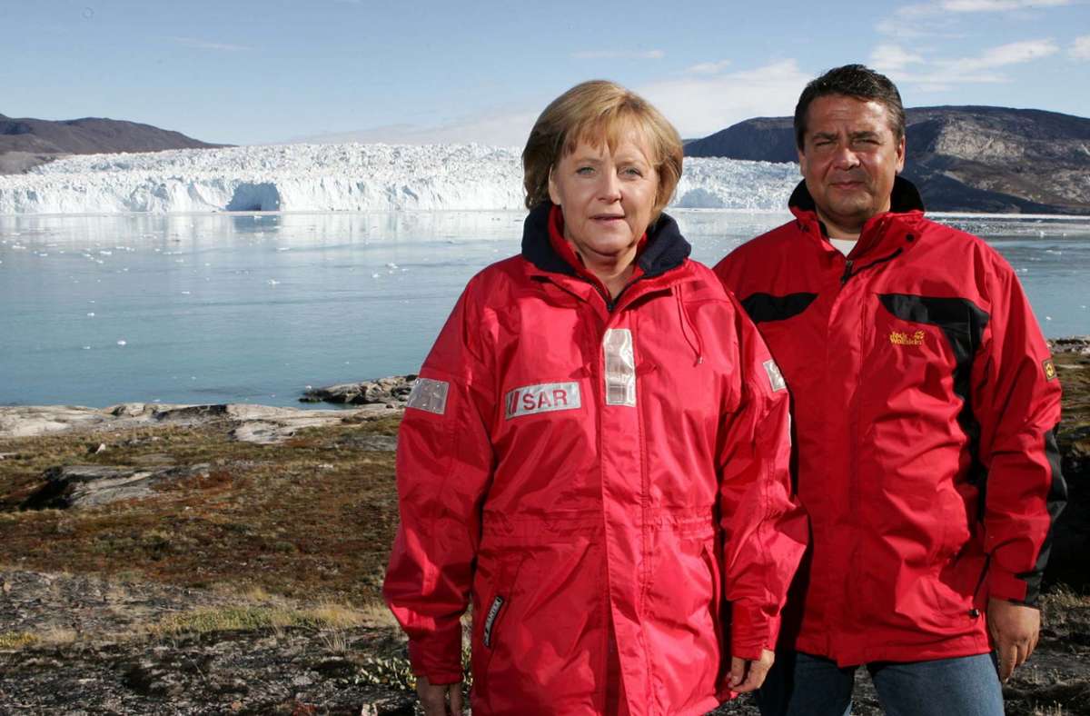 17. August 2007: Angela Merkel besucht zusammen mit dem damaligen Bundesumweltminister Sigmar Gabriel den Eqi Gletscher bei Ilulissat in Grönland. Hier werde der Klimawandel sichtbar, sagte Merkel im roten Anorak. Denn das grönländische Eis schmilzt schneller als das Eis anderswo, das war damals schon deutlich. Merkel galt als promovierte Physikerin und frühere Umweltministerin besonders interessiert am Thema Klimawandel. Bei dem Besuch in Grönland sagte sie: „Ich glaube, dass vor uns für die Bekämpfung des Klimawandels sehr entscheidende Jahre liegen.“ Im Dezember 2007 beschloss das Bundeskabinett, Deutschlands Emissionen bis zum Jahr 2020 um 40 Prozent im Vergleich zum Jahr 1990 abzusenken.
