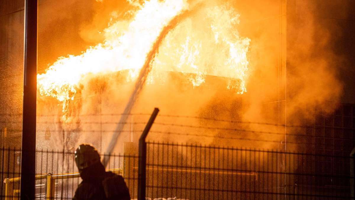 Feuer in Fellbach: Brand auf dem Gelände eines Autohauses - Trafo fängt Feuer